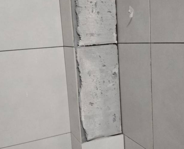 霍林郭勒瓷砖空鼓维修公司分享下瓷砖施工前基层浇水润湿程度不足，可能导致以下问题